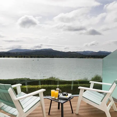 Wood Bay Hotel